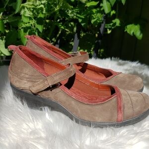 Privo by Clarks brown suede mary janes -8M